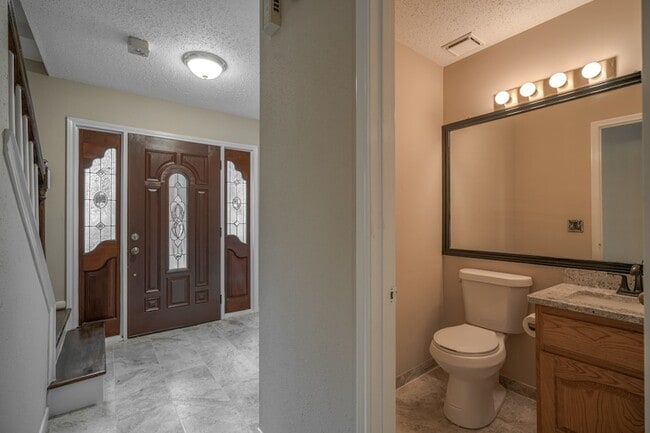 Building Photo - 11 Robin Run Dr