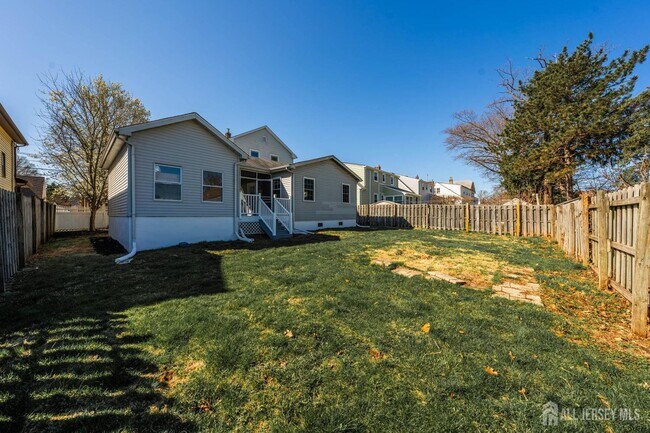 Building Photo - 536 Spruce Ave