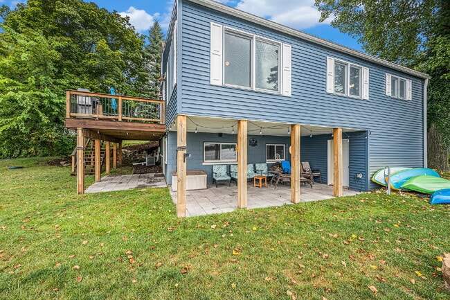 Building Photo - Year Round Rental Available on Wall Lake