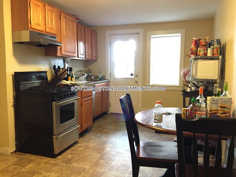 Building Photo - 266 Gold St