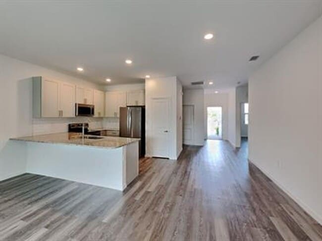 Building Photo - 3106 SE Santa Barbara Pl