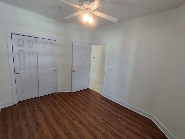 Building Photo - MOVE IN READY! 3rd Floor Condo with BEAUTIFUL Pond View! Central Location!