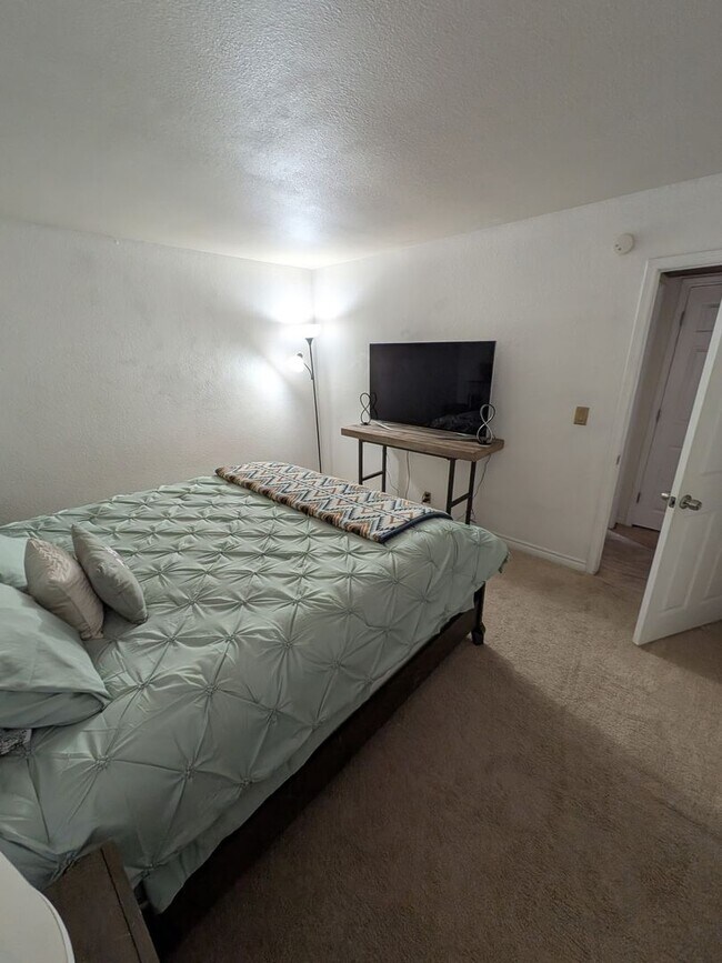 Building Photo - 2 bed 1 bath condo for rent -$1300