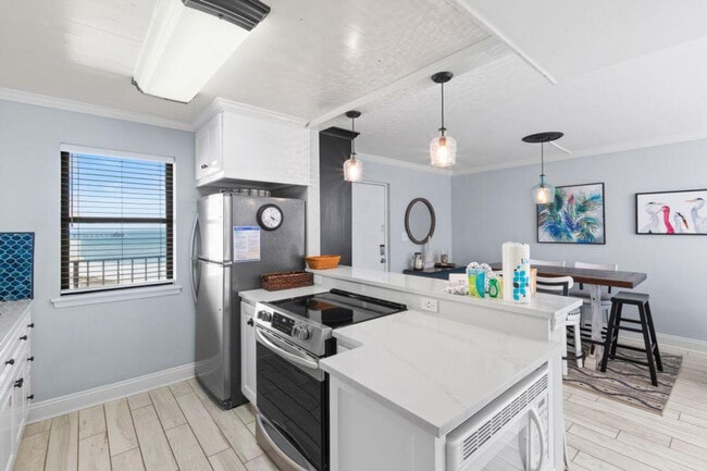 Building Photo - 511 E Beach Blvd