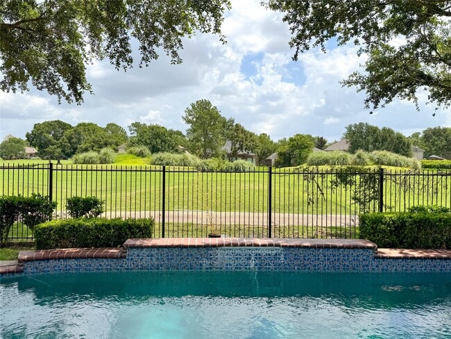 Building Photo - 2111 Blue Water Bay Dr