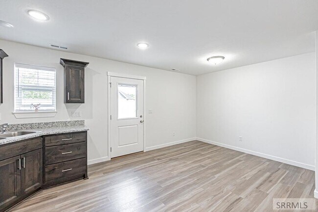 Building Photo - 564 Trails End