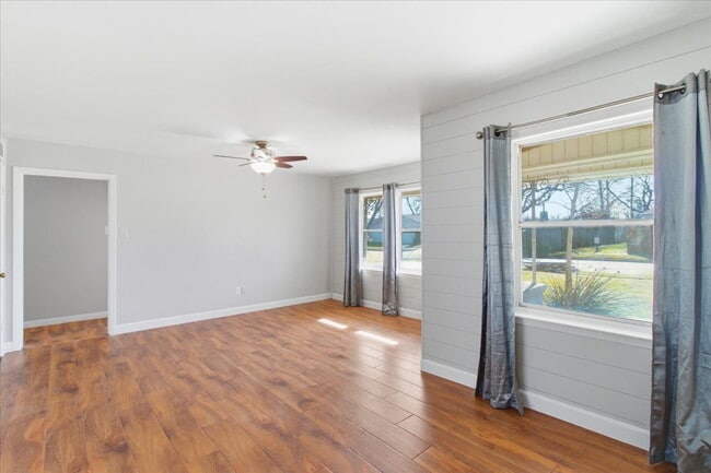 Building Photo - "Charming 3-Bedroom Retreat with 2 Full Baths in Farmers Branch"