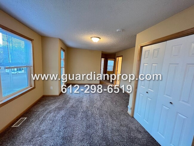 Building Photo - Huge End Unit Townhouse Available Now, Open Floor Plan, Loft Area, 2 Car Garage