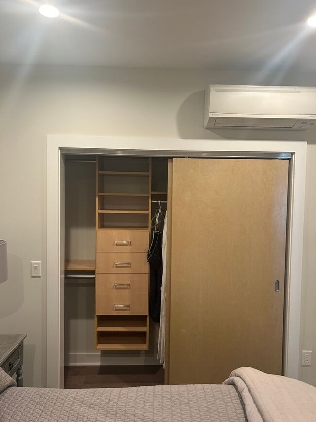 Building Photo - Gorgeous Fully Furnished 2BR/1BA Condo Ava...