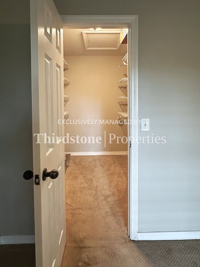 Building Photo - 7800 Point Meadows Dr