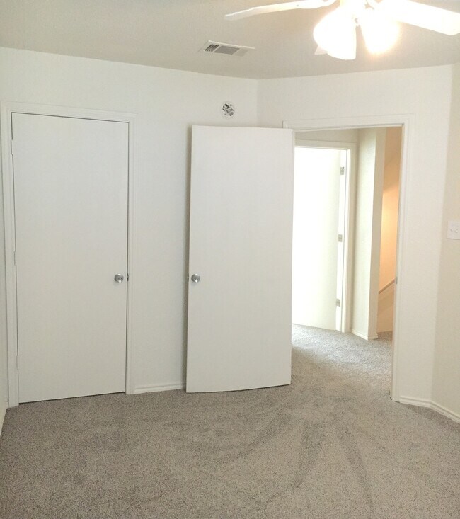 Building Photo - 2 WEEKS FREE RENT!!!! $795 PRICE IMPROVEMENT!!!!!