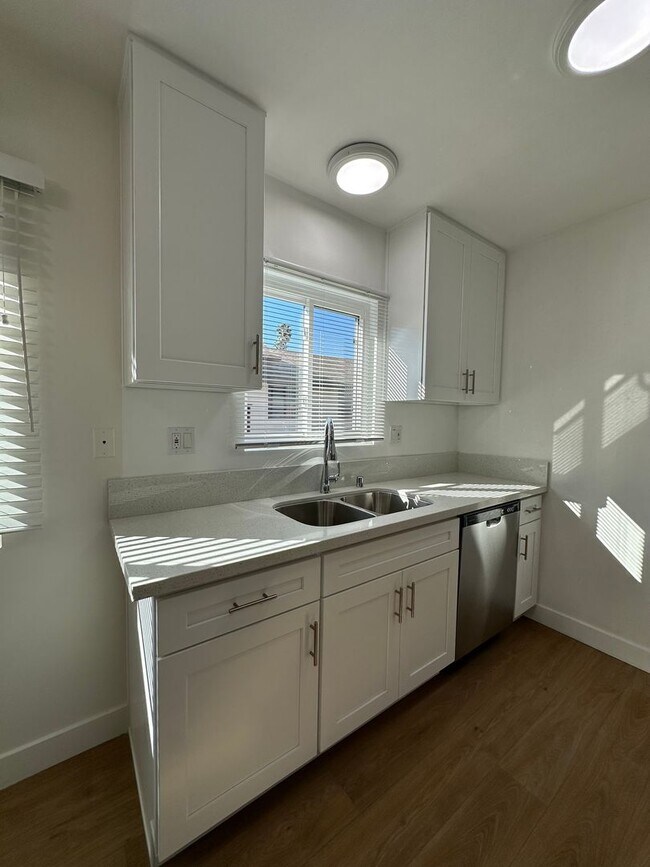 Building Photo - 2 Bed 1 Bath in the Beautiful Redondo Beac...