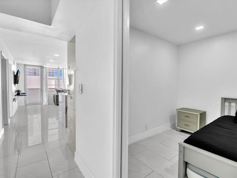 Building Photo - 3725 S Ocean Dr