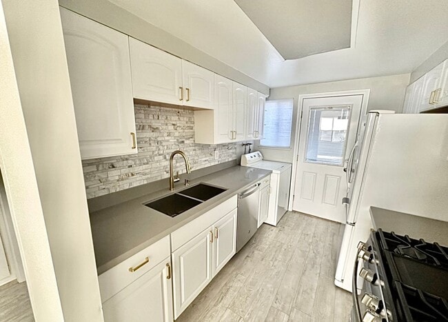 Building Photo - COMING SOON!! Charming 3 Bedroom Condo in Gated Palm Springs Community!