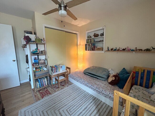 Building Photo - $0 DEPOSIT OPTION. Quaint 2 Bed, 1 Bath Ra...