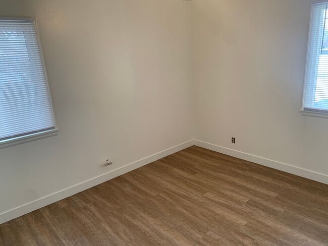 Building Photo - 2923-2925 Poly Dr