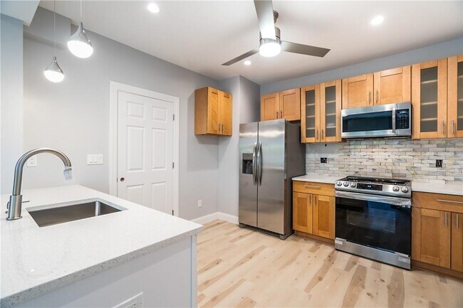Primary Photo - 382 Midland Ave
