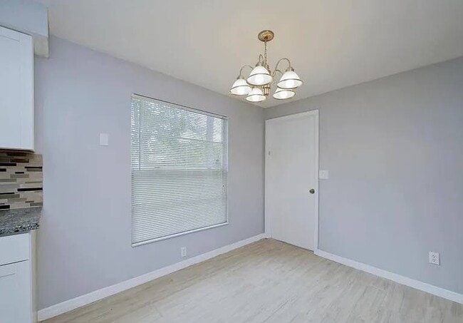 Building Photo - 2633 Kenwood Dr W