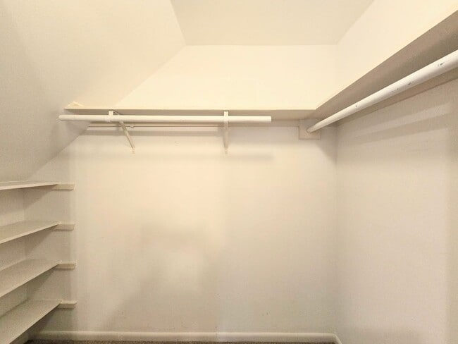 Building Photo - 3103 Eisenhauer Rd