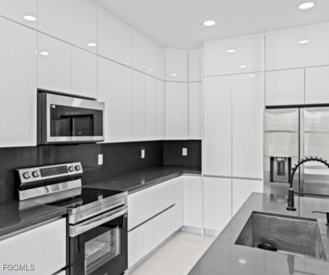 Building Photo - 1105 Jaguar Blvd