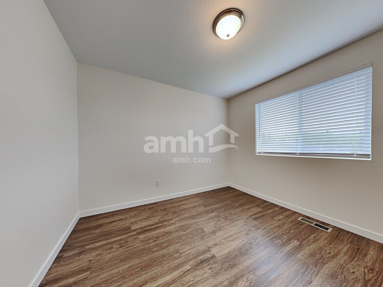 Building Photo - 1013 NE 11th Way