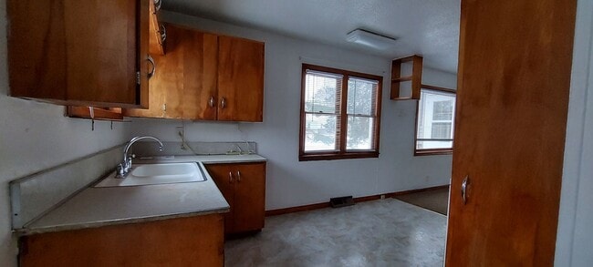 Building Photo - Cute 2 Bedroom Home