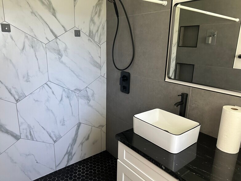 Master bath - 108 Frances Dr