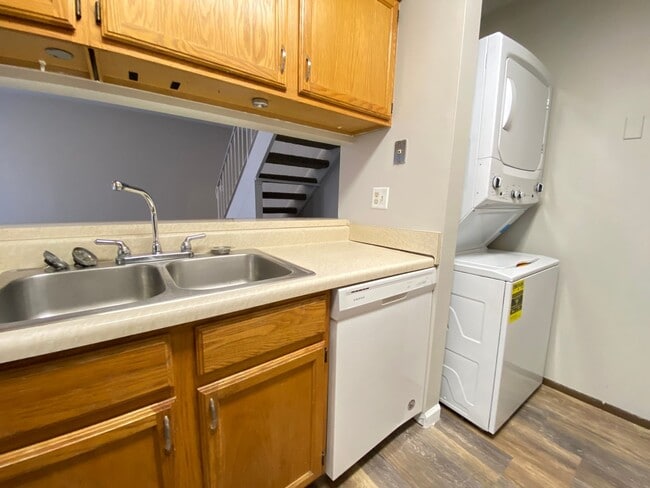 Building Photo - 2 Bedroom Townhome