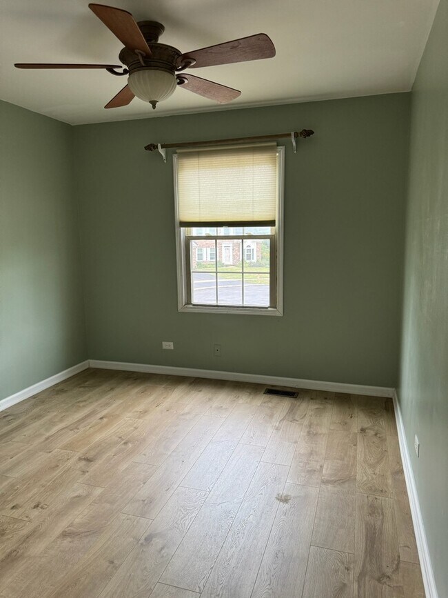 Building Photo - 2404 Kenmore Ct