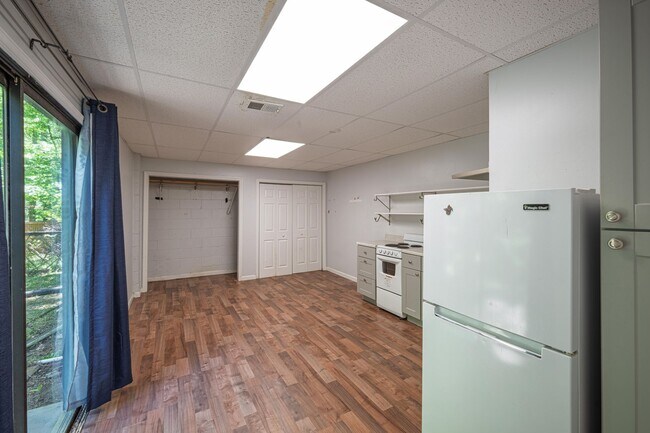 Building Photo - 4BR Home on 1 Acre with Finished Basement in Fayetteville