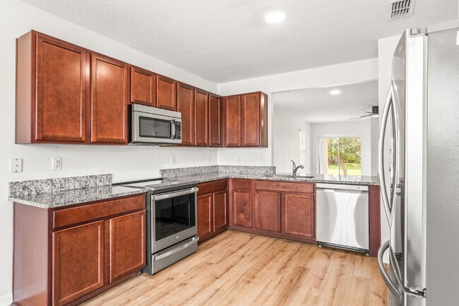 Building Photo - Charming 3 Bed, 2 Bath with Scenic Views i...