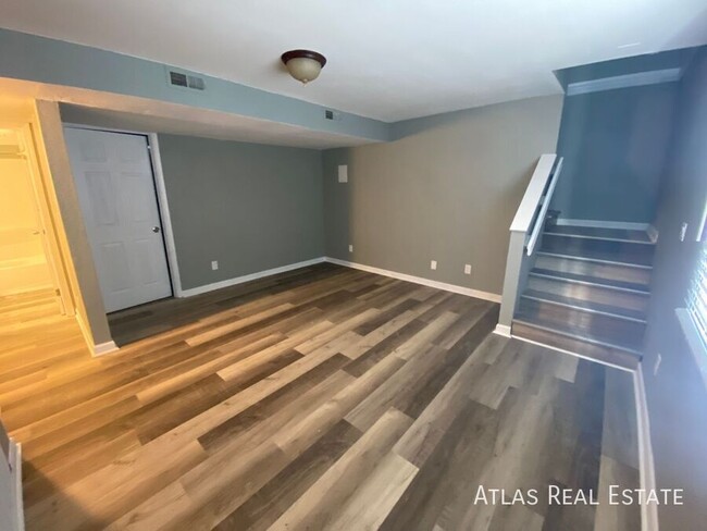 Building Photo - Spacious 5 Bed 2 Bath outside of Downtown ...