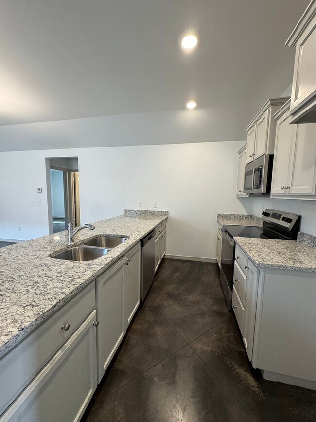 Building Photo - Located in the Glendale Area!!! New Build ...