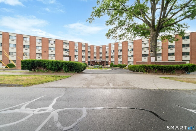 Building Photo - 1700 Broadbridge Ave