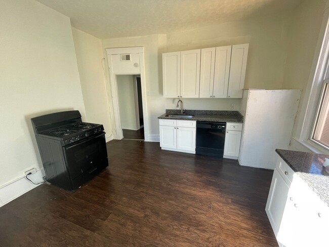 Building Photo - Spacious 2 bedroom Apartment for rent !