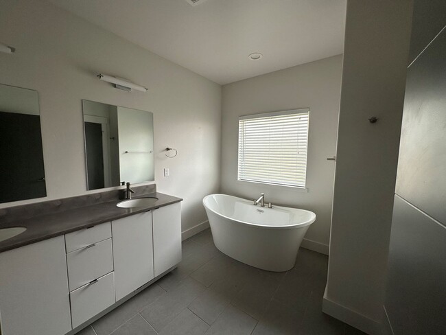 Building Photo - Beautiful  4 bedroom home in Woodland Park...