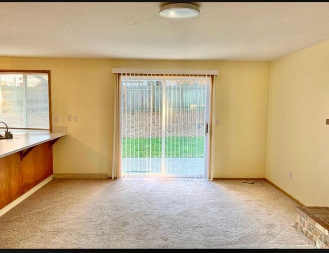 Building Photo - Spacious Home with Large Backyard in Union...