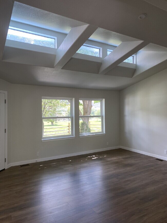 Building Photo - Country Living, 3 Bedroom, 2 Bath Home in New Castle