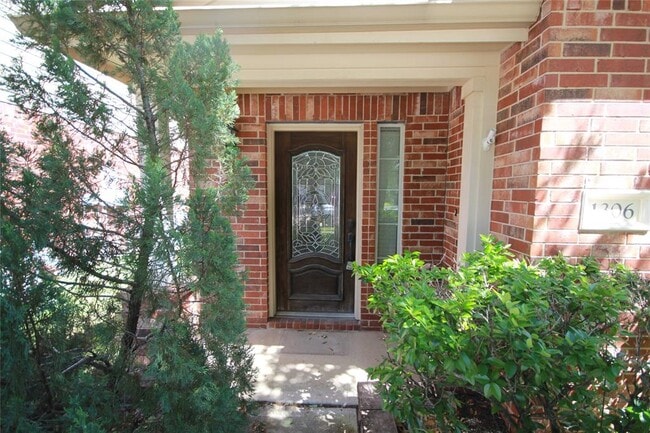 Building Photo - 1306 Colonial Manor Dr