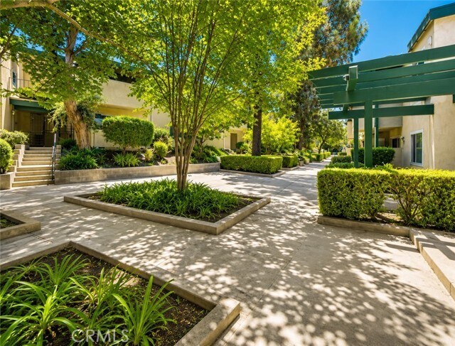 Building Photo - 10636 Woodley Ave