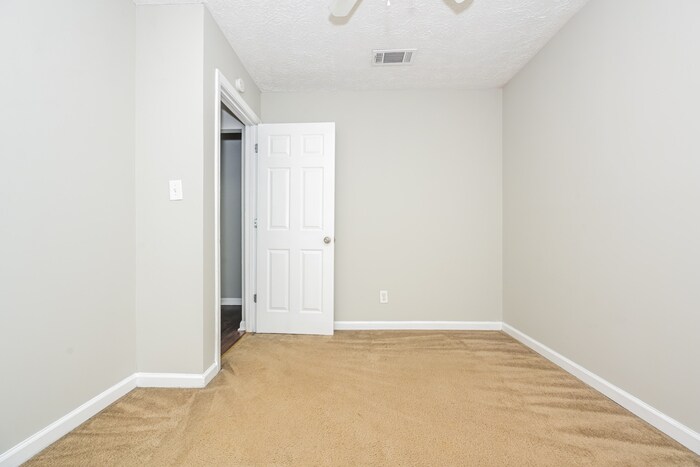 Building Photo - 999 Fairview Rd