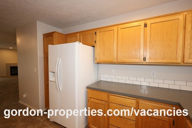 Building Photo - SUMMER SPECIAL: NE Halsey St - Gresham 2 bedroom townhouse with den/office