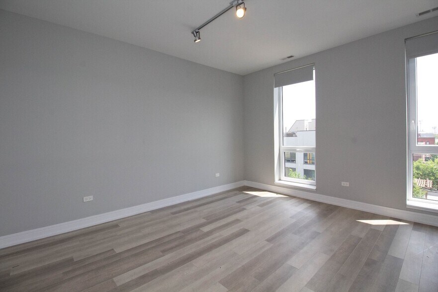 Building Photo - 1554 N Talman Ave