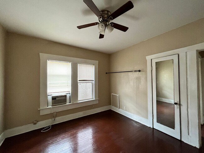 Building Photo - 102 Stiles St