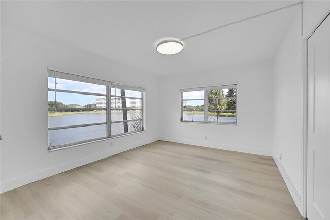 Building Photo - 2801 N Palm Aire Dr