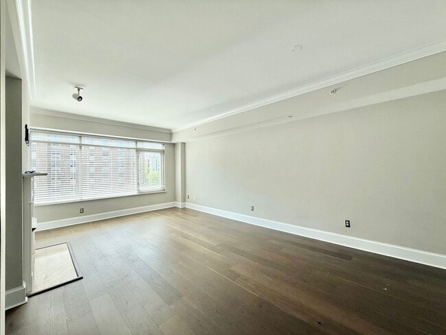 Building Photo - **OFFERING RENT PROMOTION FOR FIRST 6 MONT...