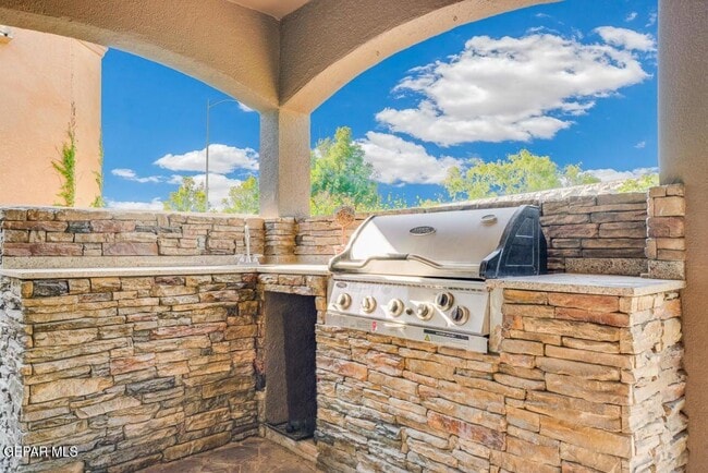 Building Photo - 7425 Gulf Creek Dr