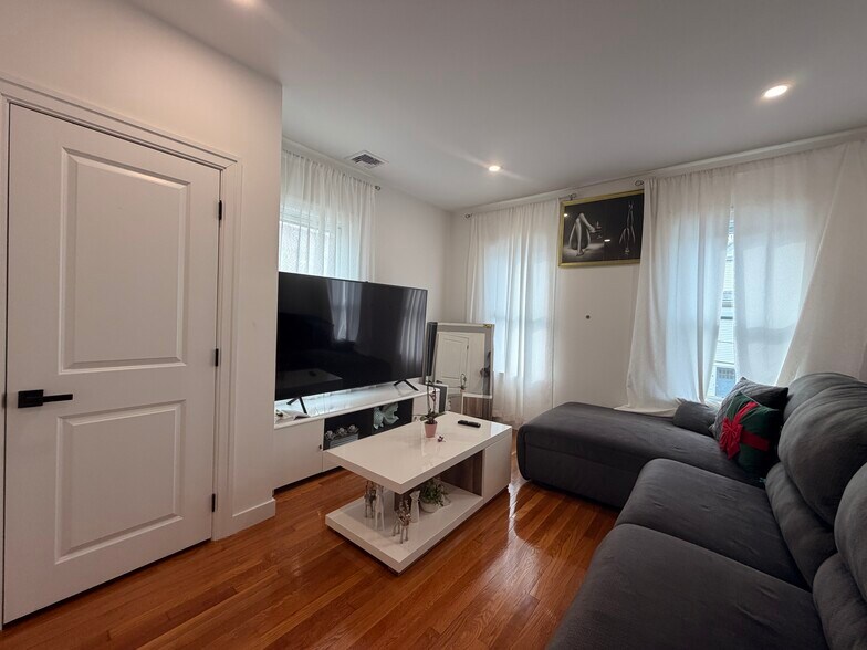 Building Photo - 82 Albertina St