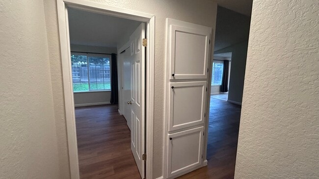 Building Photo - 1917 Coral Oak Ct