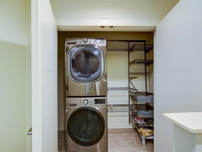 Building Photo - 604 N Bluff Dr